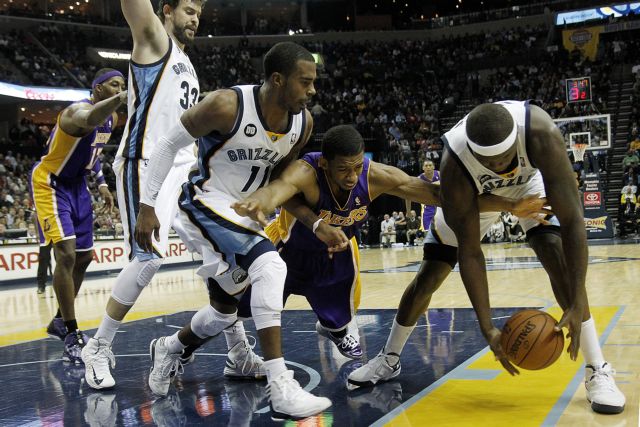 «Αρκούδες» κατασπάραξαν τους Λέικερς στο Μέμφις